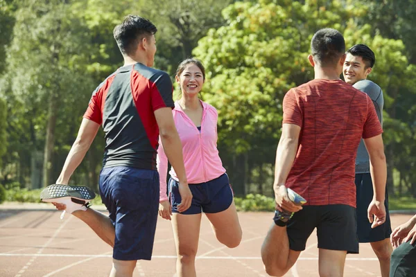 Grupo Jovens Asiáticos Atletas Alongamento Pernas Caminho Preparando Para Treinamento — Fotografia de Stock
