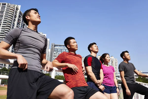 Grupo Jovens Asiáticos Atletas Olhando Para Cima Céu — Fotografia de Stock