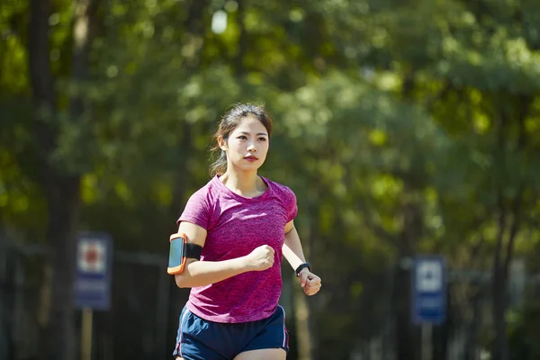 Joven Asiático Mujer Pista Campo Atleta Corriendo —  Fotos de Stock