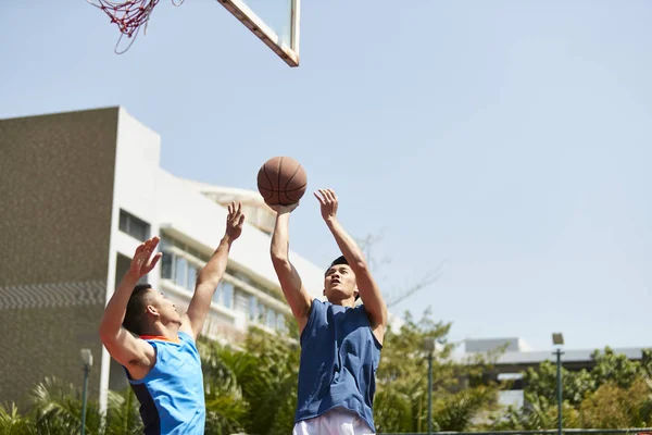 Young Asian Basketball Player Shooting Ball Defender Outdoor Court — Stock Photo, Image