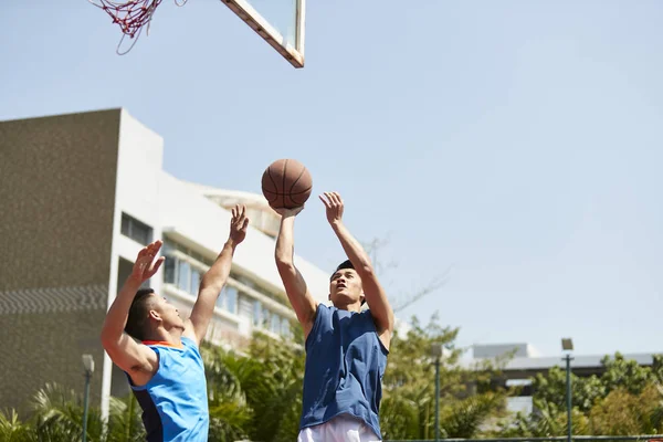 Joven Asiático Baloncesto Jugador Tiro Pelota Sobre Defender Aire Libre — Foto de Stock