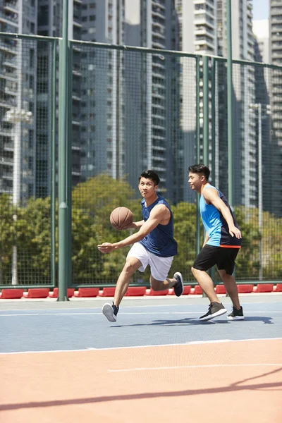 Deux Jeunes Joueurs Asiatiques Basket Ball Jouant Sur Sur Terrain — Photo