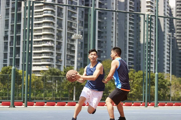 Två Unga Asiatiska Basketspelare Spelar Och Utomhuspool — Stockfoto
