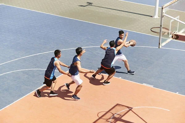 Unga Asiatiska Manliga Basketspelare Spelar Spel Utomhuspool — Stockfoto