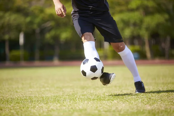 Närbild Skott Fötter Asiatiska Fotbollspelare Som Hanterar Bollen Fotbollsplan — Stockfoto