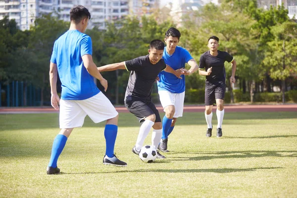 Eine Gruppe Junger Asiatischer Fußballspieler Die Auf Einem Außenplatz Spielen — Stockfoto