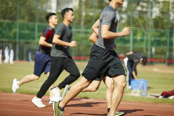 Birbirlerine Karşı Rekabet Yarış Dört Genç Asya Atletizm Sporcular — Stok fotoğraf