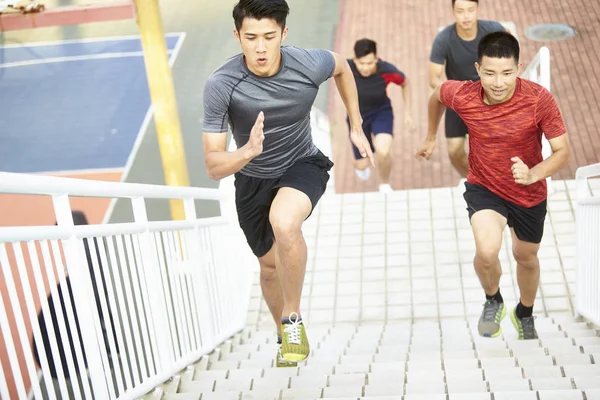 Jóvenes Asiático Los Hombres Entrenamiento Corriendo Pasos Aire Libre —  Fotos de Stock