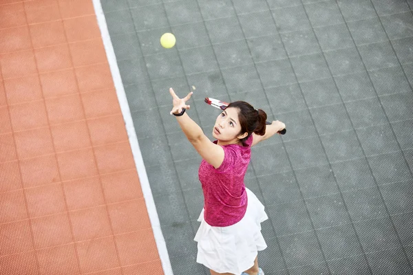 Jeune Asiatique Joueuse Tennis Servant Dans Match — Photo