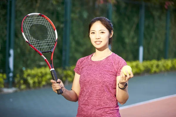 Portrait Extérieur Jeune Joueur Tennis Asiatique Regardant Caméra Souriant — Photo