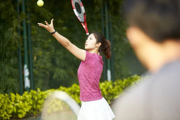 Jeune Joueuse Asiatique Tennis Travaillant Avec Entraîneur Sur Service — Photo