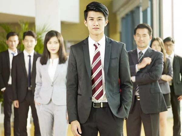 Portréja Egy Csapat Sikeres Ázsiai Üzletemberek Üzletasszonyok Látszó Fényképezőgép — Stock Fotó