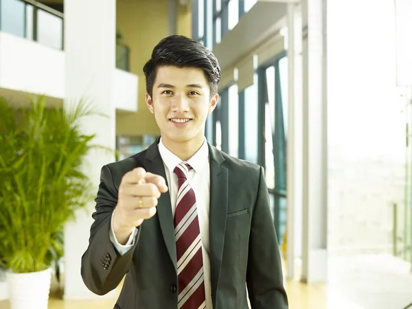 Portrait Young Asian Business Man Pointing Looking Camera Smiling — Stock Photo, Image