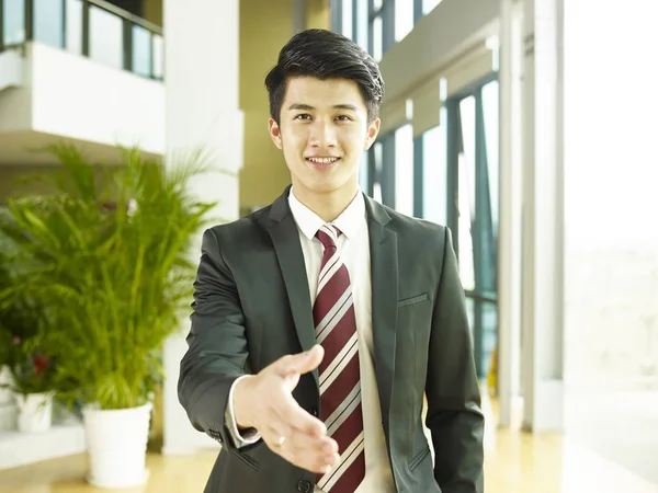 Junger Asiatischer Konzernmanager Reicht Lächelnd Die Hand Und Blickt Die — Stockfoto