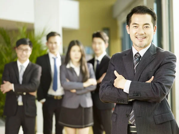Retrato Empresário Asiático Braços Cruzados Olhando Para Câmera Sorrindo Colegas — Fotografia de Stock