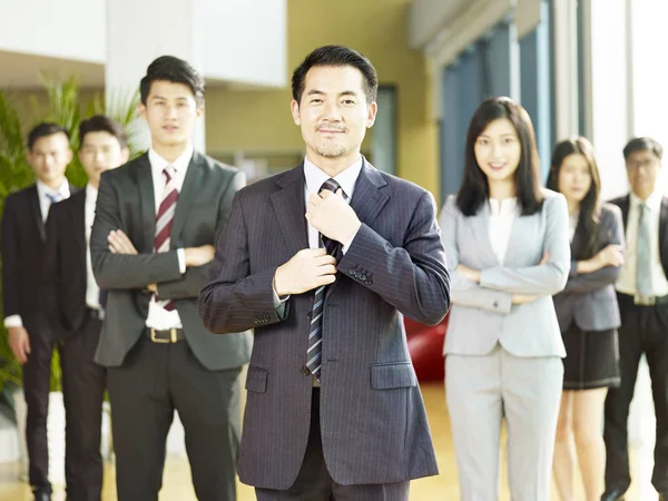 Portrét Týmu Úspěšných Asijských Podnikatelů Podnikatelek Při Pohledu Fotoaparát Úsměvem — Stock fotografie
