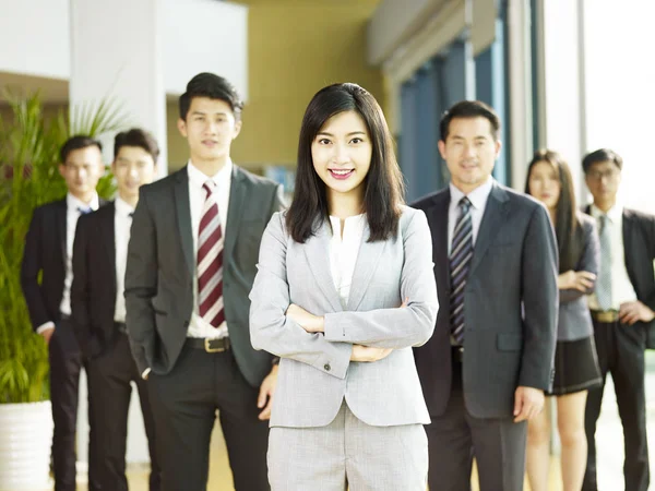 Porträtt Ett Team Framgångsrika Asiatiska Affärsmän Och Affärskvinnor Tittar Kameran — Stockfoto