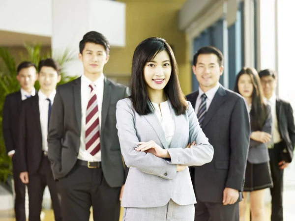 Porträt Eines Teams Erfolgreicher Asiatischer Geschäftsleute Die Lächelnd Die Kamera — Stockfoto