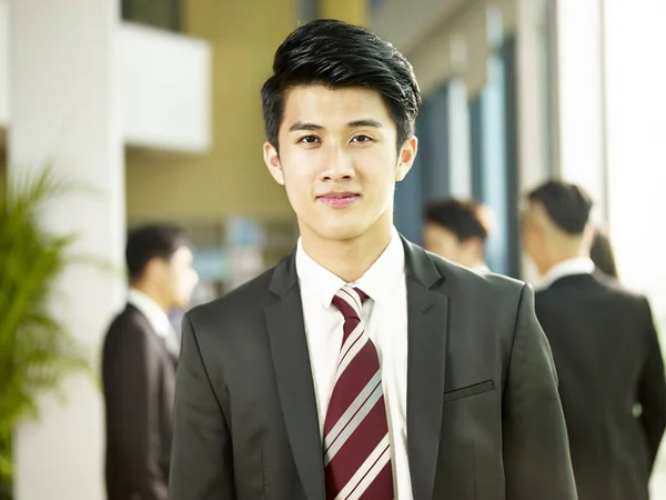 Retrato Joven Hombre Negocios Asiático Pie Vestíbulo Del Moderno Edificio — Foto de Stock