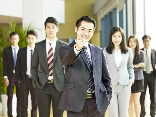 Portrait Une Équipe Succès Asiatiques Hommes Affaires Femmes Affaires Pointant — Photo