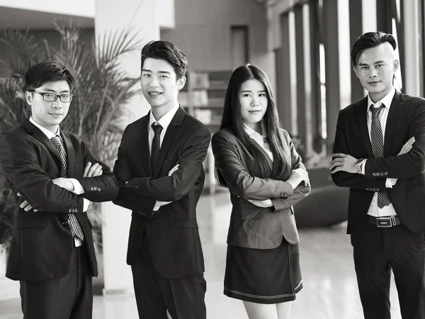 Retrato Grupo Jóvenes Asiáticos Negocios Pie Brazos Oficina Cruzados Mirando —  Fotos de Stock