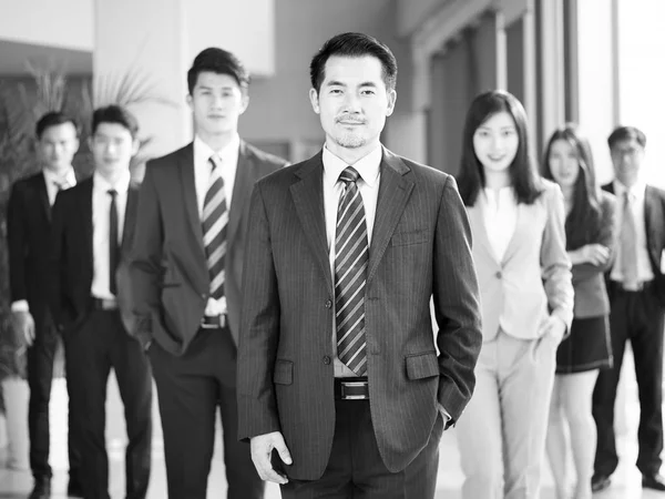 アジアの成功したビジネスマンやビジネスウーマン カメラ 黒と白を見てのチームの肖像画 — ストック写真