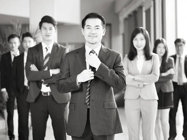 成功したアジアのビジネスマンやビジネスウーマン 笑みを浮かべて 黒と白のカメラ目線のチームの肖像画 — ストック写真