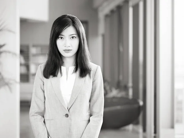 Офисный Портрет Молодой Азиатской Деловой Женщины Смотрящей Камеру Черно Белый — стоковое фото