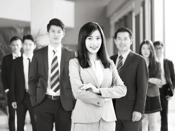 Retrato Uma Equipe Empresários Asiáticos Bem Sucedidos Mulheres Negócios Olhando — Fotografia de Stock