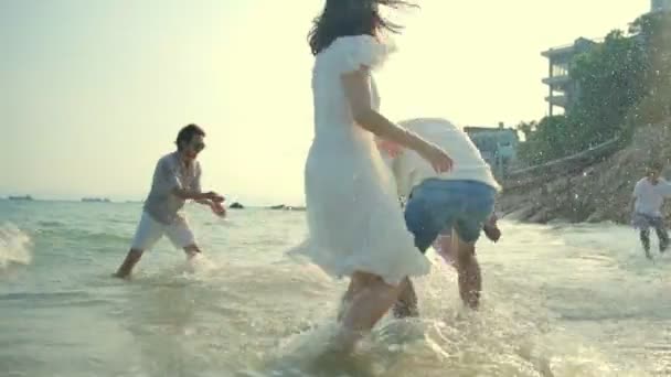 Mladá Asijská Dospělí Baví Hraní Vodou Pláži Při Západu Slunce — Stock video