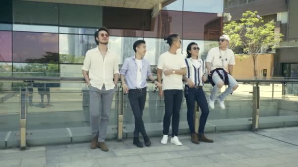 Genç Asyalı Yetişkin Adam Sokakta Dışarı Asılı — Stok video