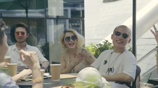 Gruppe Fröhlicher Asiatischer Junger Erwachsener Sitzt Kaffeetisch Freien Und Plaudert — Stockvideo