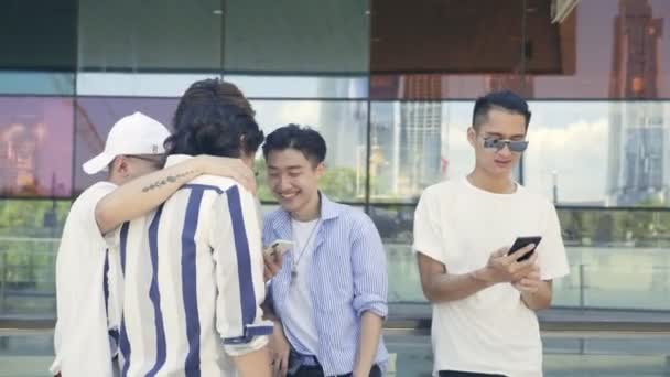 Grupo Jovens Asiáticos Adultos Homens Olhando Para Celular Juntos Livre — Vídeo de Stock