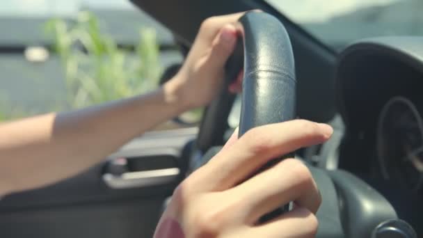 Крупним Планом Знімок Рук Людини Тримає Кермо Автомобіля — стокове відео