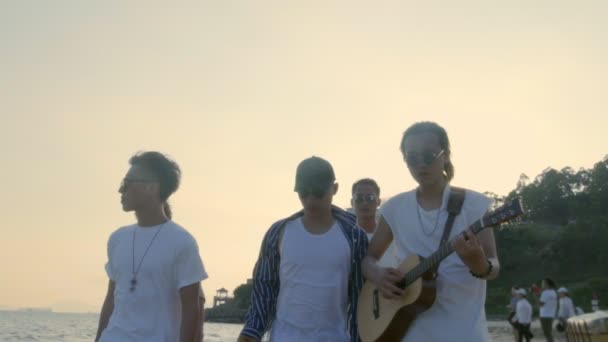 Joven Asiático Adulto Hombres Caminando Playa Cantando Canción Jugando Guitarra — Vídeo de stock