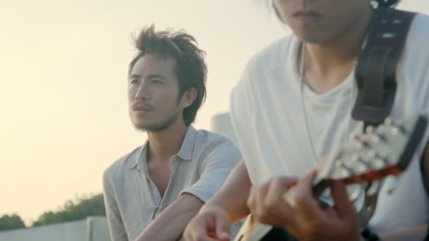 Jóvenes Asiático Adulto Hombres Cantando Guitarra Cámara Lenta — Vídeo de stock