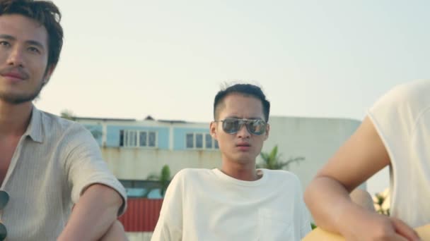 Három Fiatal Ázsiai Felnőtt Férfiak Énekelni Gitározni Lassított Lejátszás — Stock videók