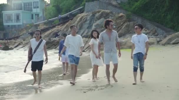 Group Young Asian Adults Men Women Having Fun Walking Beach — Stock Video