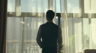 Asya adam perdeleri sahne seyir balkona çıkıp açılması.