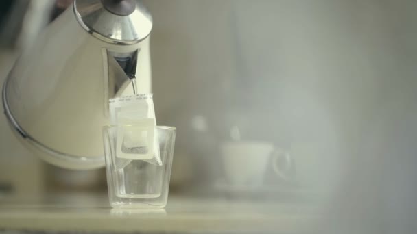 Eau Chaude Versée Pot Verre Pour Faire Thé Plan Rapproché — Video