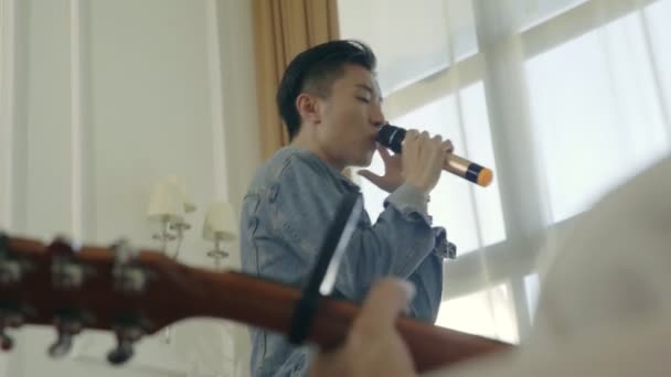 Молода Азіатська Співачка Репетирує Співочу Пісню Гітарним Супроводом — стокове відео