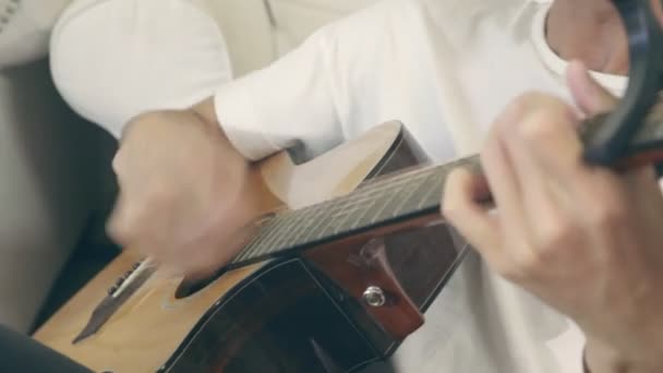 Aziatische Jonge Volwassen Man Muzikant Speelt Gitaar Zingen Lied — Stockvideo