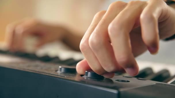 Primer Plano Mano Músico Masculino Afinando Teclado Sintetizador — Vídeo de stock