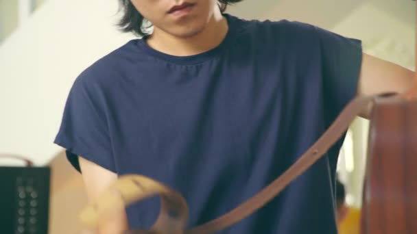Jovem Asiático Homem Músico Masculino Guitarrista Pronto Para Jogar Guitarra — Vídeo de Stock