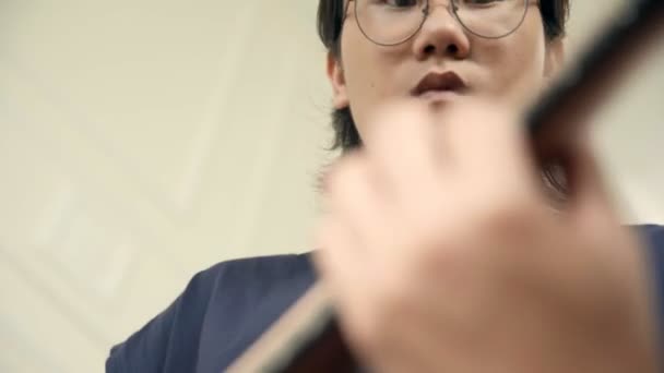 Jovem Asiático Adulto Homem Masculino Músico Guitarrista Tocando Guitarra Close — Vídeo de Stock