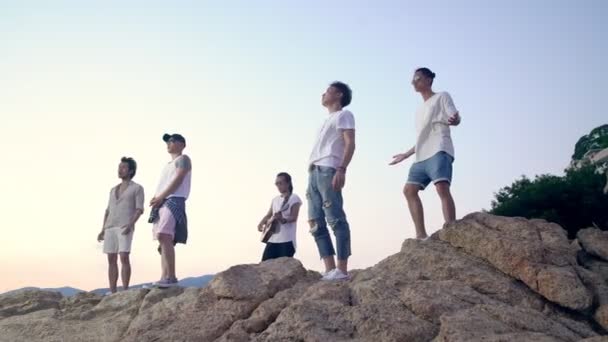 リハーサルを歌っている岩の上に立っている岩のバンドのメンバー — ストック動画