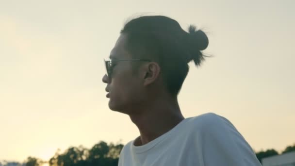 Молодой Азиатский Взрослый Солнечных Очках Поющий Наслаждаясь Музыкой Закрытыми Глазами — стоковое видео