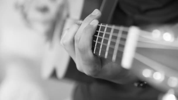 Черно Белый Снимок Рук Музыканта Дергающего Гитару — стоковое видео