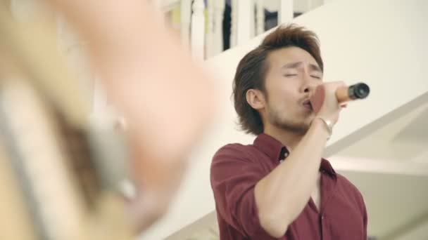 Genç Asyalı Erkek Şarkıcı Gitar Eşliğinde Prova — Stok video