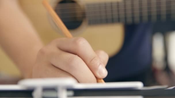 Jovem Músico Tomando Notas Compondo Música Usando Guitarra — Vídeo de Stock